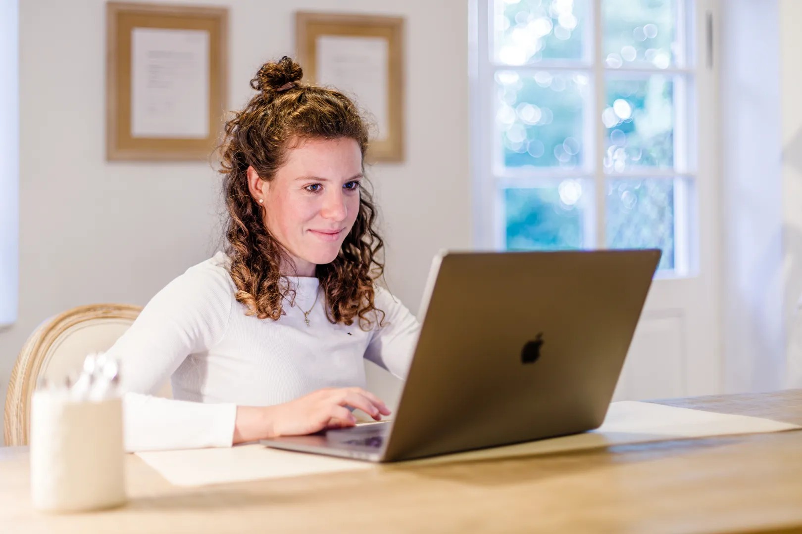 Sophia arbeitet am Laptop