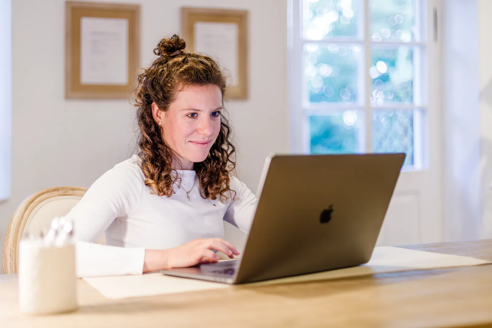 Sophia arbeitet am Laptop