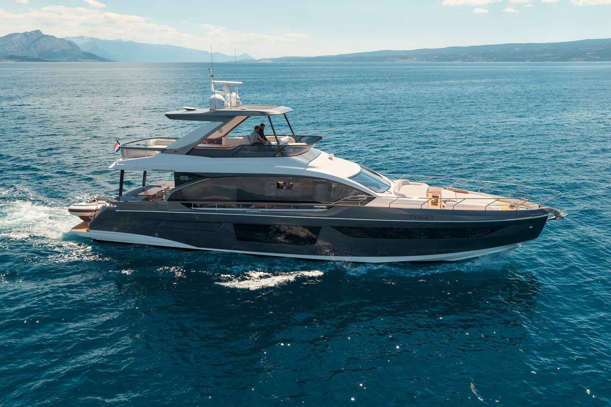 Profile of the Azimut Fly 68 underway