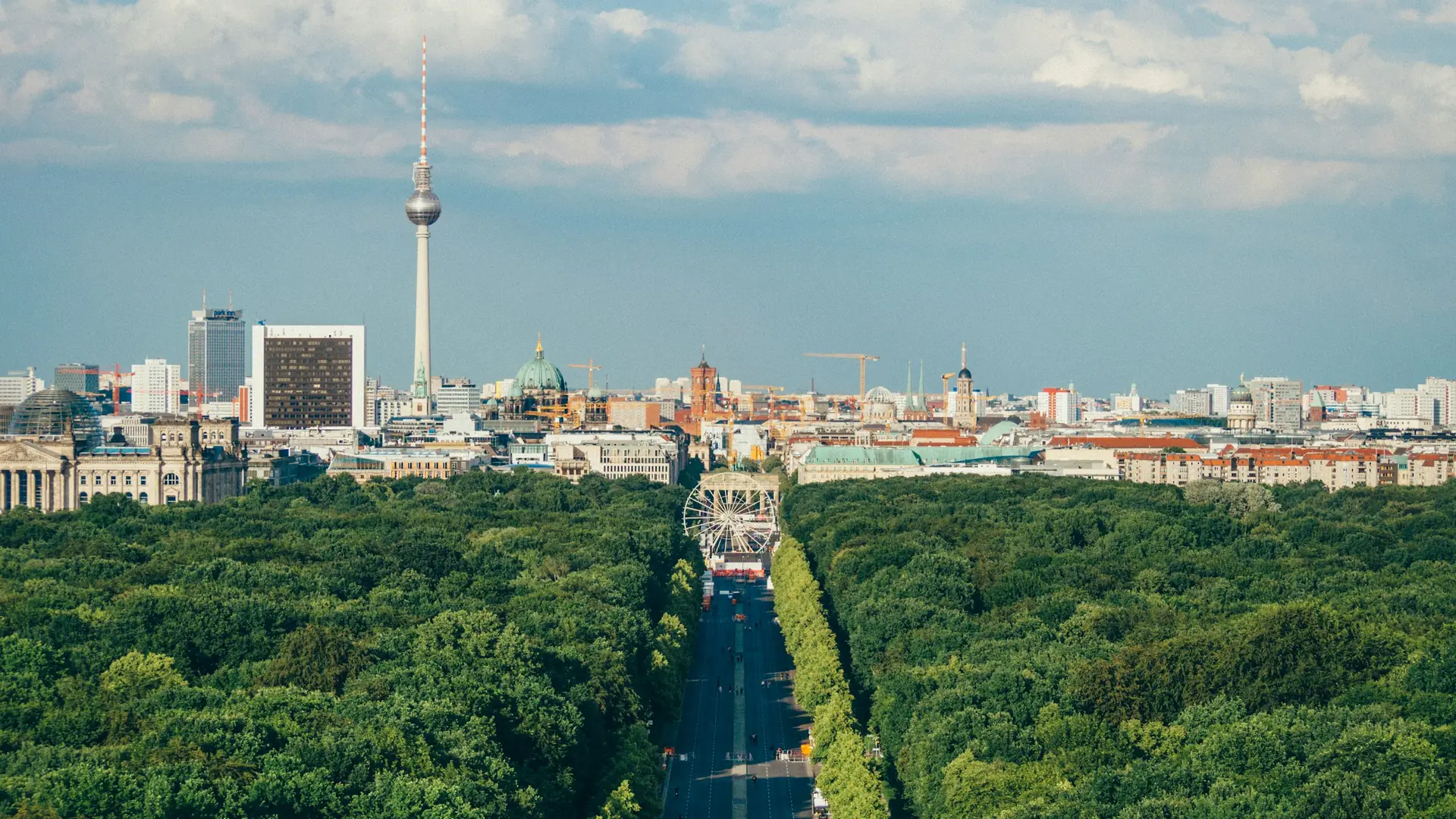 Blick über den Tiergarten auf die Berliner Skyline mit Fernsehturm und Berliner Dom (Foto: Adam Vradenburg / Unsplash)