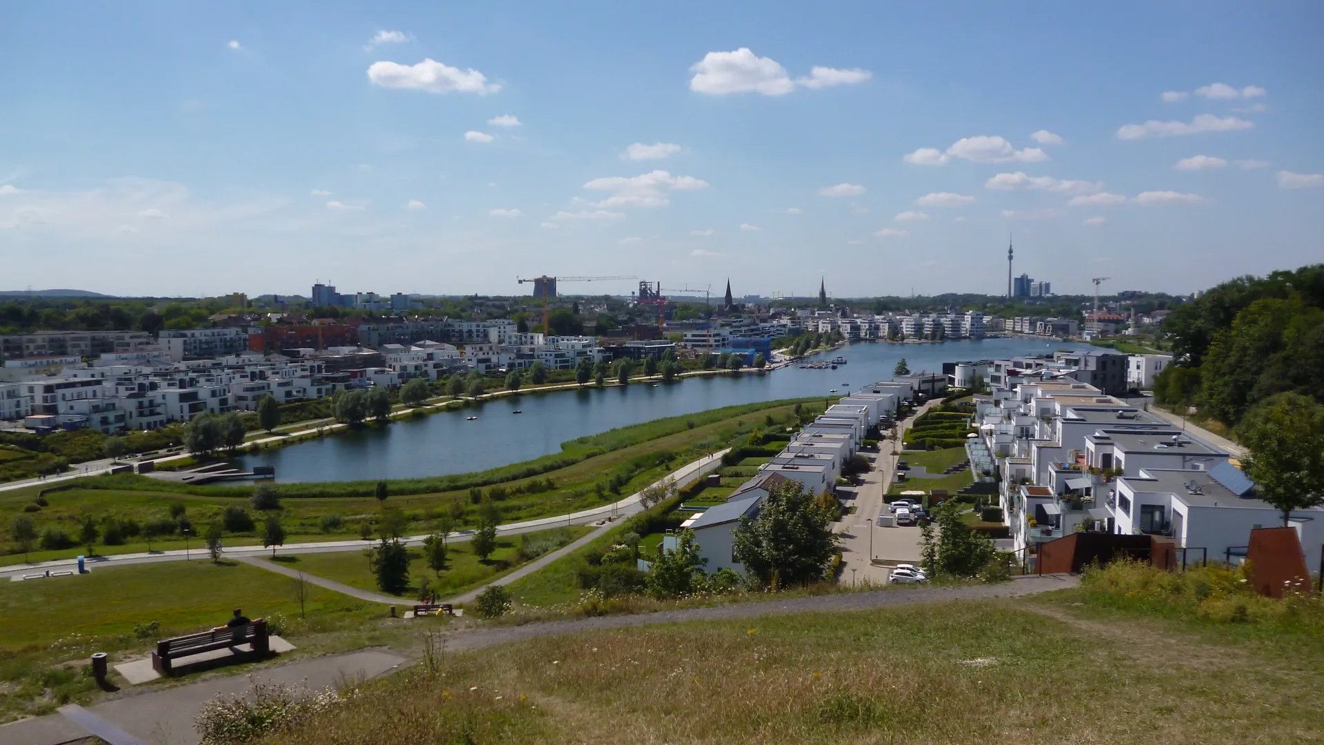 Phoenix-See in Dortmund mit Florianturm im Hintergrund (Foto: Alraunenstern, CC BY-SA 4.0)