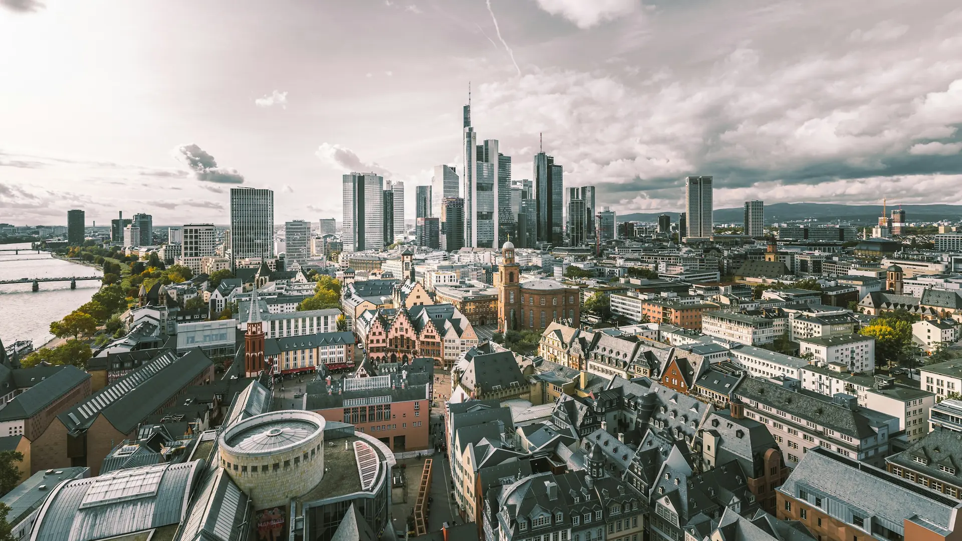 Frankfurter Skyline mit Bankenviertel und Altstadt-Römer im Vordergrund (Foto: Igor Flek / Unsplash)
