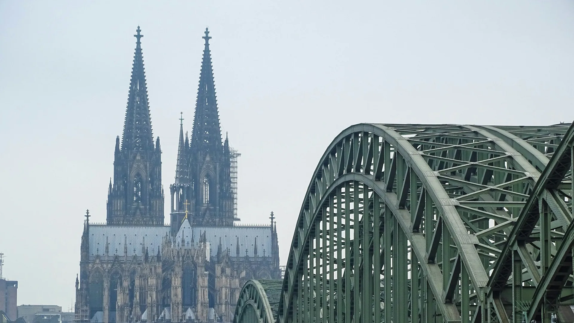 Kölner Dom mit Hohenzollernbrücke über dem Rhein (Foto: Miguel Ángel Sanz / Unsplash)