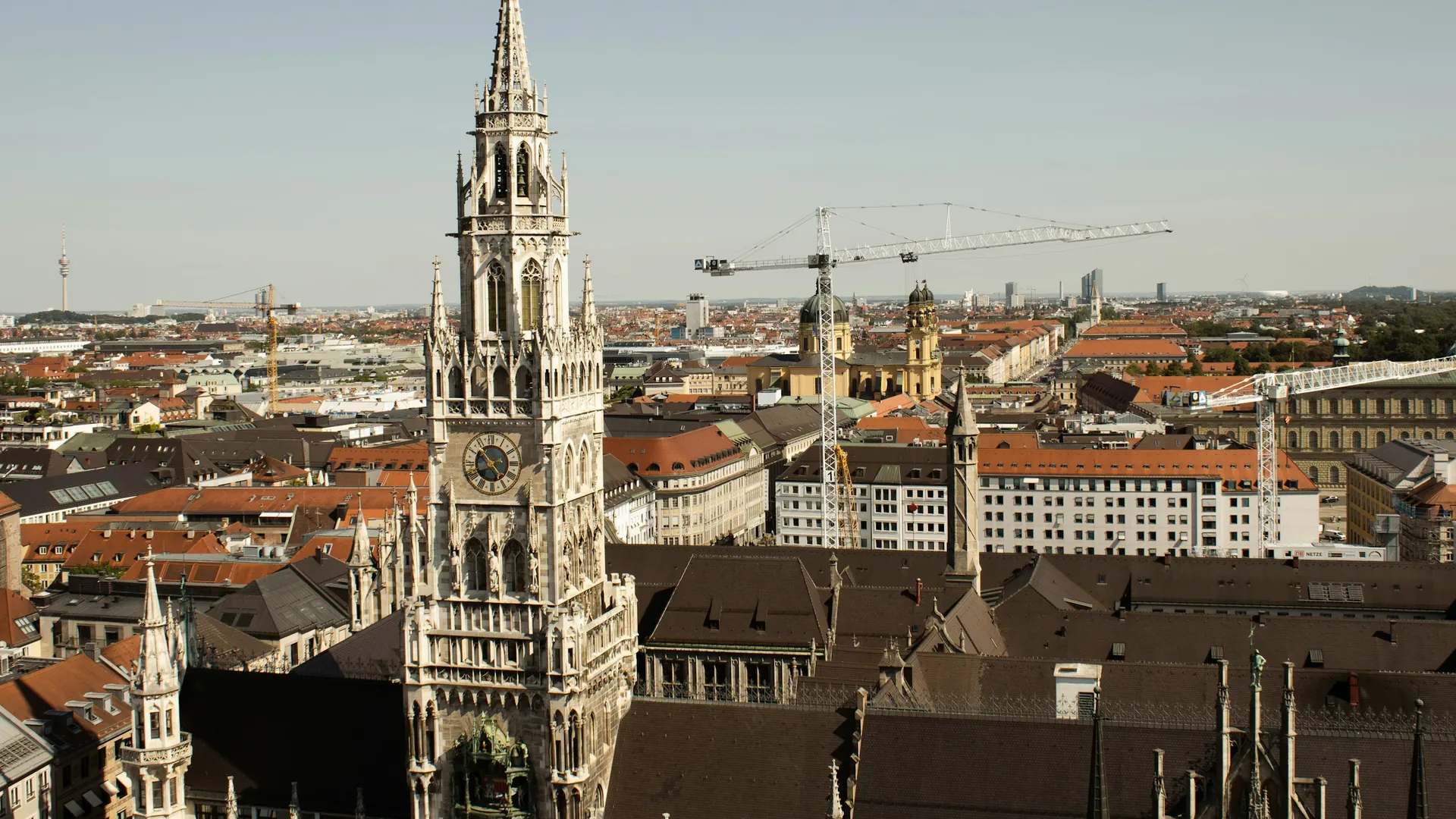 Münchner Skyline mit Neuem Rathaus am Marienplatz und Theatinerkirche (Foto: Marlene Haiberger / Unsplash)