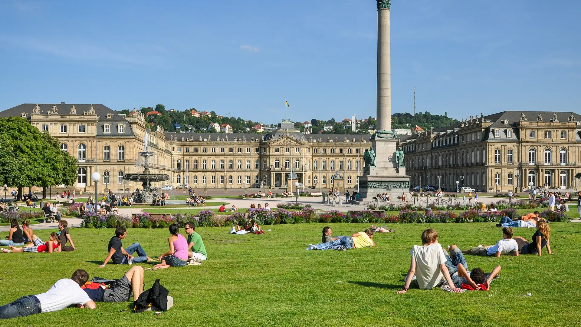 Schlossplatz Stuttgart mit Neuem Schloss und Jubiläumssäule (Foto: Margo Evardson / Unsplash)